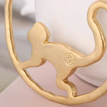 Animal Maimuta placat cu aur cercei mari pentru femei geometrică cerc lungă coadă de maimuță statuie luciu metalic moda cercei